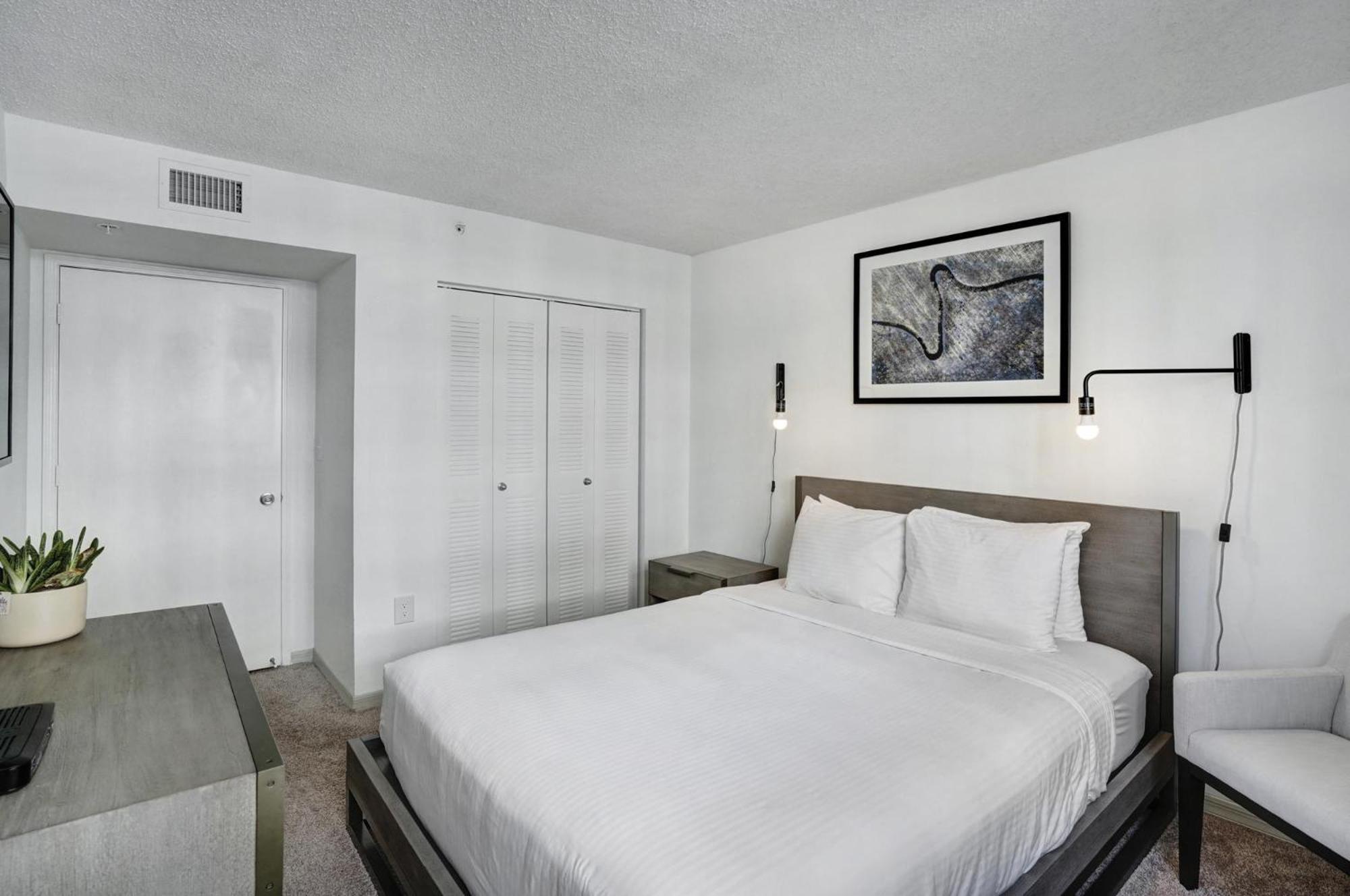 Dharma Home Suites Coral Gables At Gables Grand Plaza Маямі Номер фото