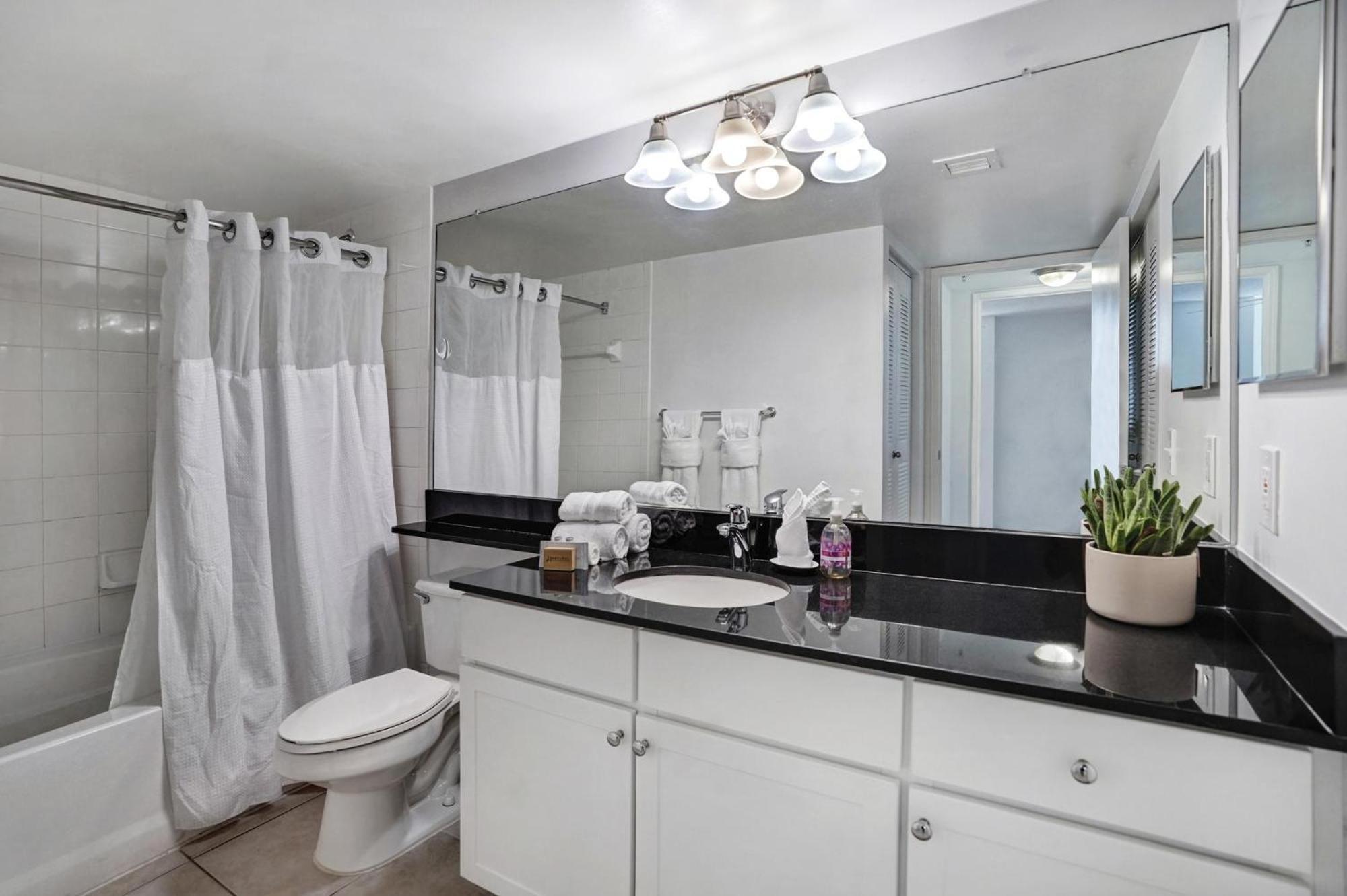 Dharma Home Suites Coral Gables At Gables Grand Plaza Маямі Номер фото