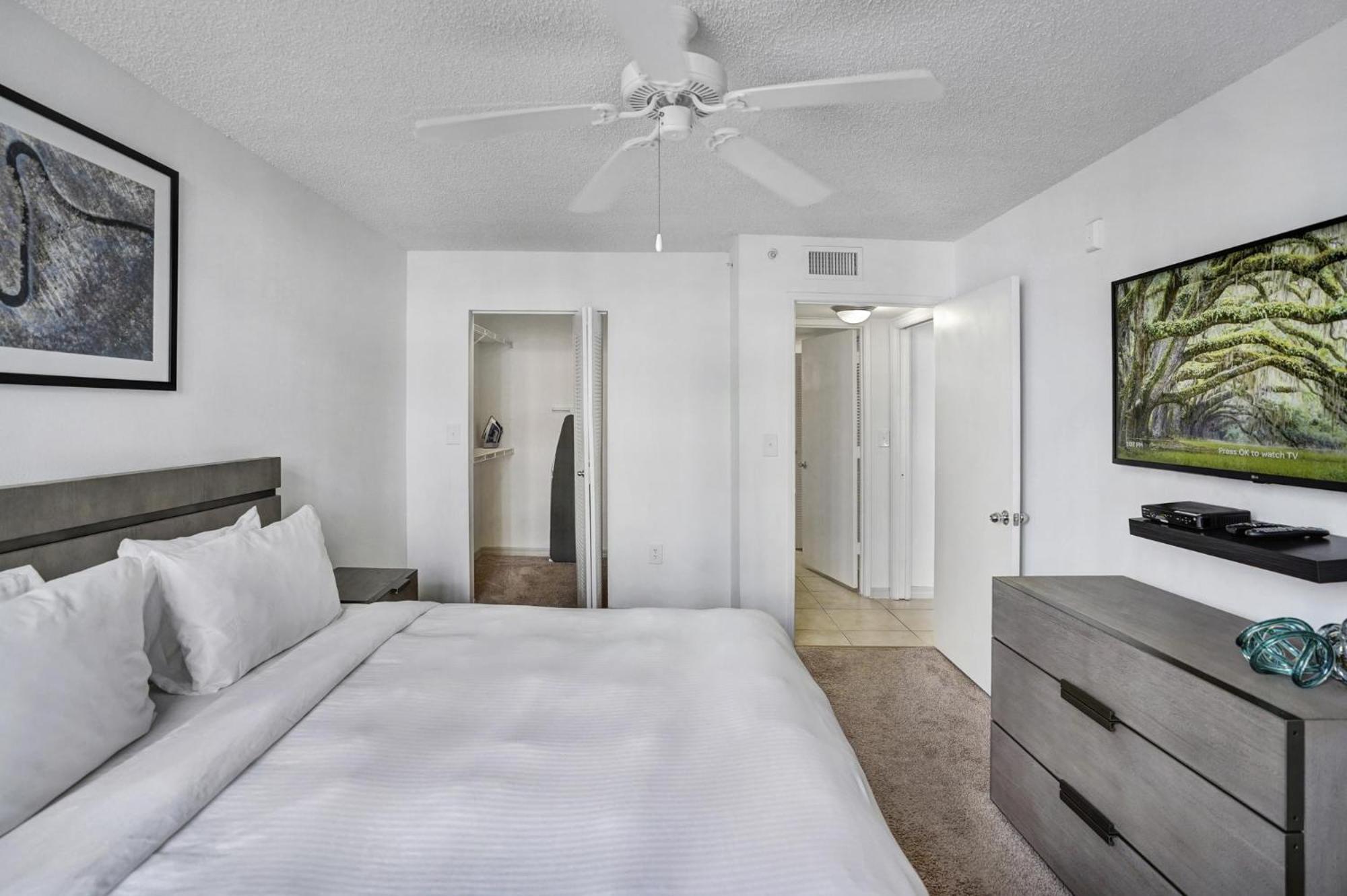 Dharma Home Suites Coral Gables At Gables Grand Plaza Маямі Номер фото