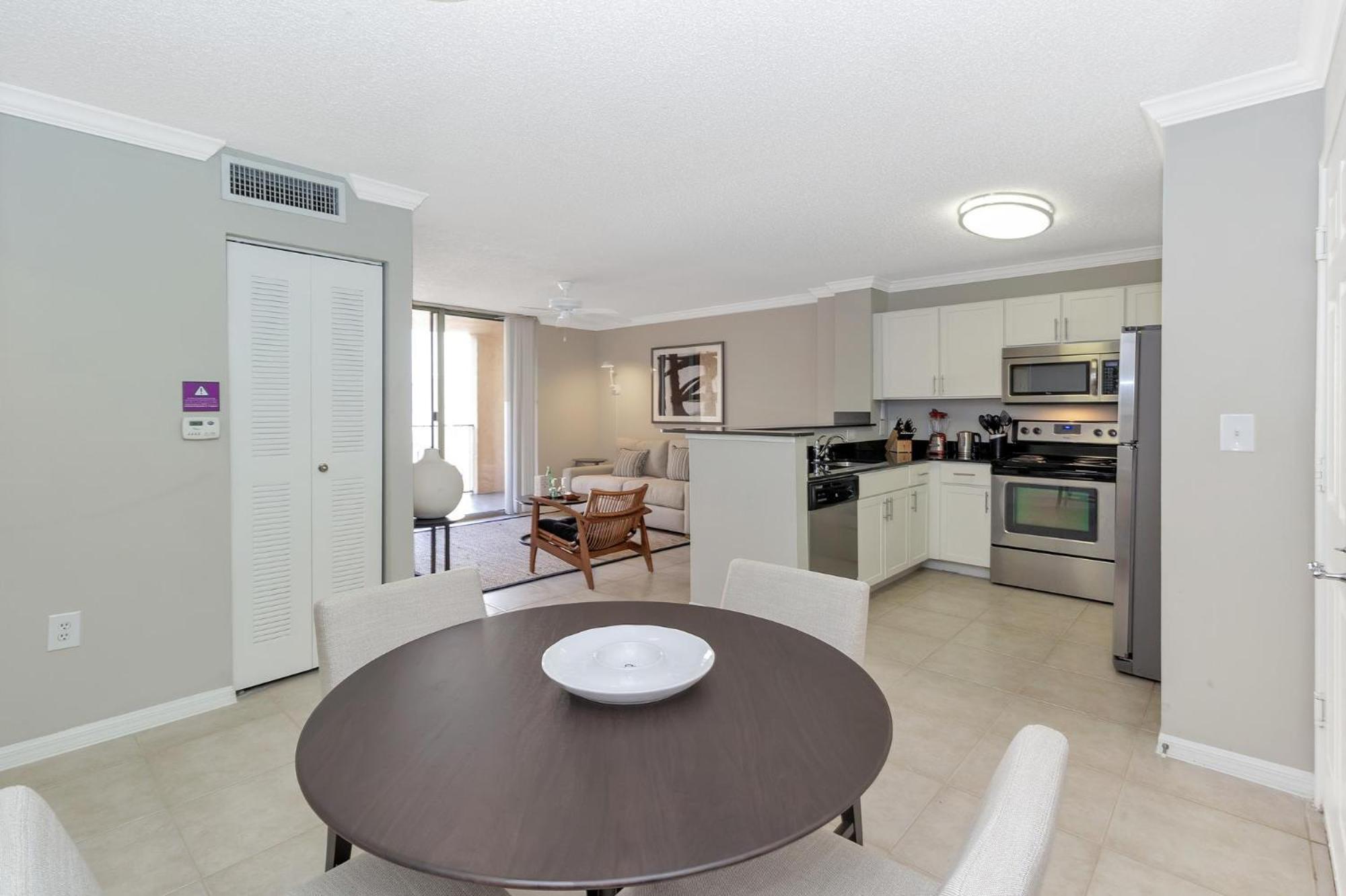 Dharma Home Suites Coral Gables At Gables Grand Plaza Маямі Номер фото