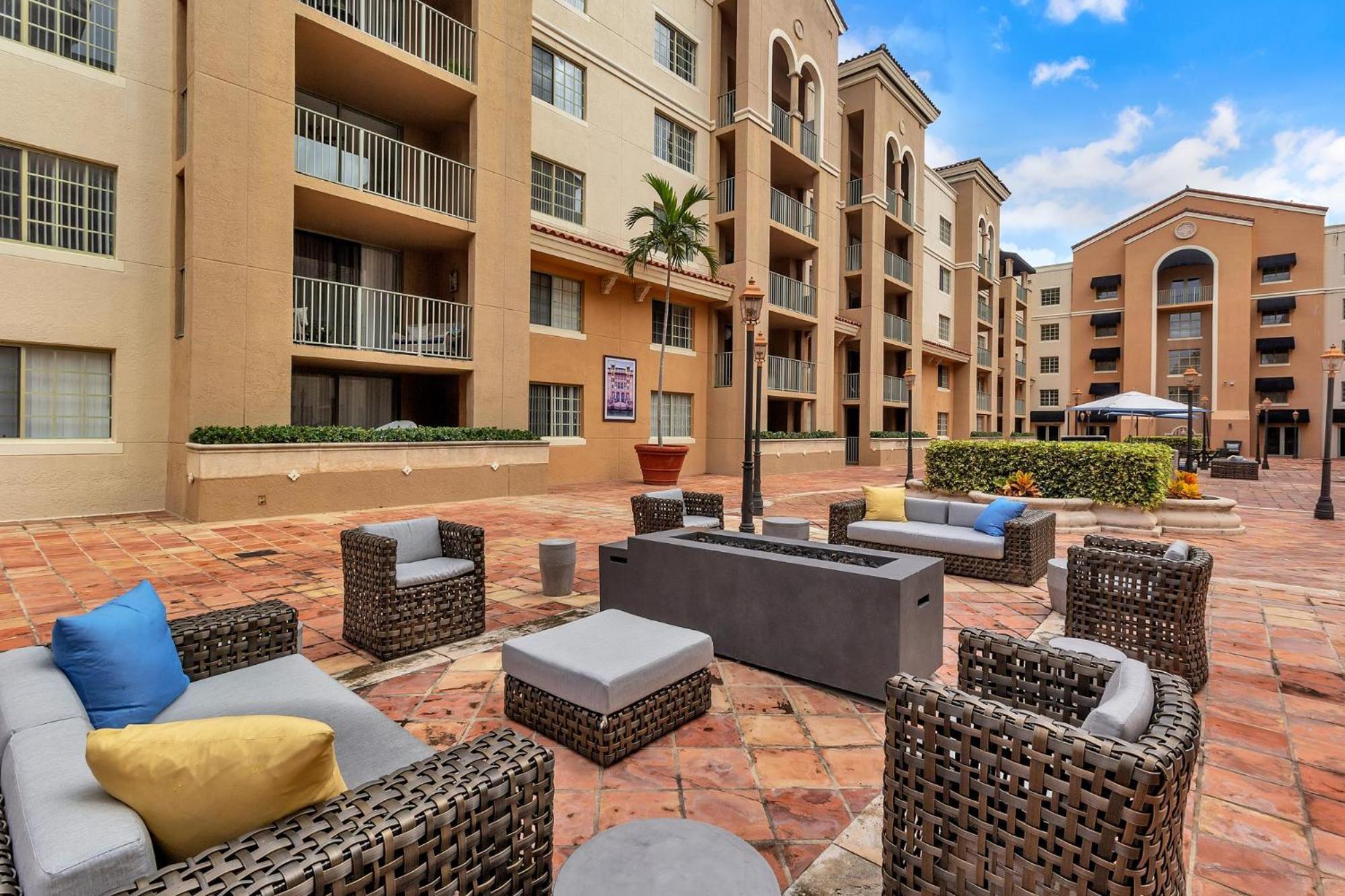 Dharma Home Suites Coral Gables At Gables Grand Plaza Маямі Номер фото