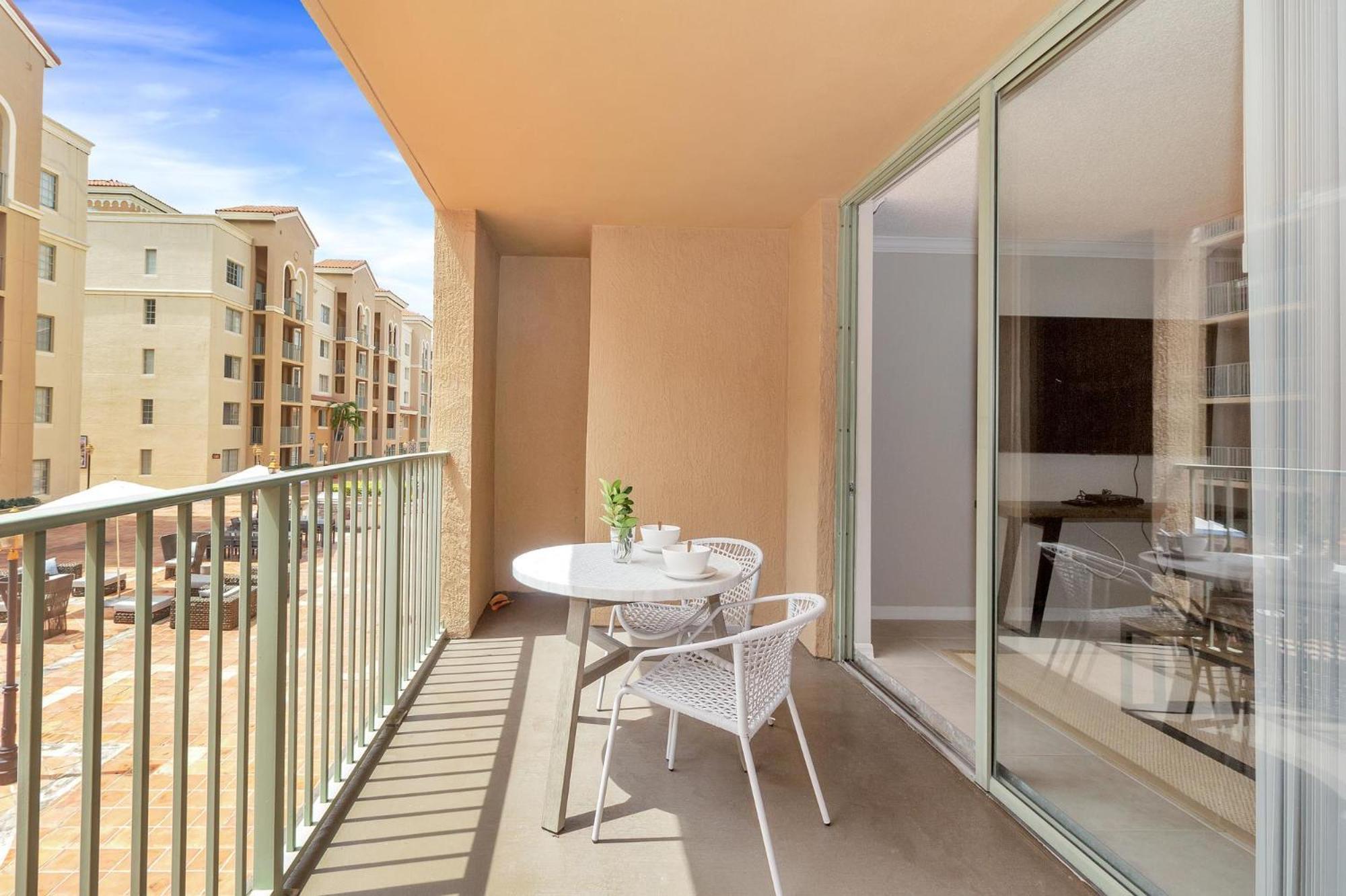 Dharma Home Suites Coral Gables At Gables Grand Plaza Маямі Номер фото